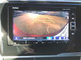 【バックカメラ】運転が苦手な方も車庫入れラクラクです!ギアをリバースに入れれば自動的に切り換わりますので、面倒な操作は不要です♪狭い駐車場もお車を傷つけず安心ですね!