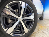 ●純正18インチアルミホイール:輸入車ならではの卓越した走りを支えるホイールと足回りです!日本車の走りに慣れている方にもぜひ体感して頂きたいほど、高いレベルでまとまっています!