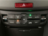 【デュアルフルオートエアコン】エアコンはもちろん簡単操作のフルオートタイプですが、運転席側と助手席側で独立して温度設定が可能なデュアルフルオートエアコンを装備しております!