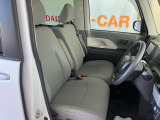 フロントベンチシートが運転席足元もゆったり、広々快適です、助手席へのウォークスルーも楽々可能ですよ☆