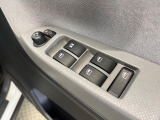 【電動格納ミラー】サイドミラーは電動格納式となっており、狭い駐車場でもキズがつくリスクを抑えられます。