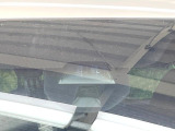 【シティブレーキアクティブシステム】低速走行中に前方の車両等を認識し、衝突しそうな時は警報とブレーキで衝突回避と被害軽減をアシスト。より安全にドライブをお楽しみいただけます。