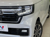 【LEDヘッドライト】悪天候や夜間走行時も良好な視界を確保し安心して運転できる高輝度LEDヘッドライトを装備!点灯速度が早く、消費電力も抑えられています。