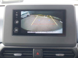 後方の映像をモニターに映します。