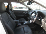 運転席まわりです。運転席からの視界が左右に広く隅々まではっきりと見渡せます!クルマの前端も把握しやすく安心して運転できます!