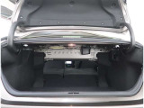 【トランク】奥行きのあるトランクルームです。リヤシートを倒すことで荷室とつなげる事も可能です。