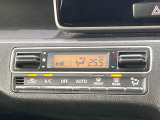 【オートエアコン】一度お好みの温度に設定すれば、車内の温度を検知し風量や温度を自動で調整。暑い…寒い…と何度もスイッチ操作をする必要はありません。快適な車内空間には必須の機能ですね♪