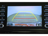 バックガイドモニター(バックモニター)付き。車両後方の映像をナビ画面に表示し、駐車などの後退操作をサポートします。