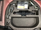 ラゲッジスペース下には小物入れとジャッキなどの工具類が備わってます