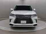 5.7LのV8エンジンを搭載。8速ATと組み合わされ、オン、オフ問わない優れた走行性能となっています。
