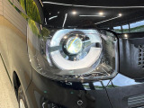 【LEDヘッドライト】悪天候や夜間走行時も良好な視界を確保し安心して運転できる高輝度LEDヘッドライトを装備!点灯速度が早く、消費電力も抑えられています。