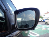 サイドミラーです。電動格納式で運転席から操作ができるので大変便利にお使いいただけます。