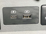 【充電用USBポート】Type-A、Cの2口を設け、スマートフォンの充電時に便利です♪