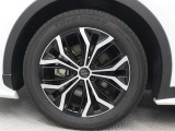 19インチアルミホイール(切削光輝+ブラック塗装)を装着しています。タイヤサイズ225/55R19