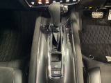 CVT車のセレクトレバーです。低速から高速まで、変速ショックのないスムーズな走りと、エンジン効率のよい領域を維持して燃費にも貢献します。サイドブレーキはスイッチ操作の電子制御パーキングブレーキです。