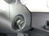 キーをカバンやポケットに入れたままでエンジンをかけれます。イモビライザーもついておりますので車両盗難防止にも役立ちます。