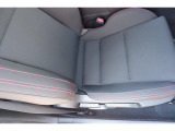 痛みの出やすい運転席シート右サイド部のアップの写真、ご検討の際の参考にしてください※中古車のため使用感はあります、細かいスレなど気になるかたは実車での確認がおすすめです