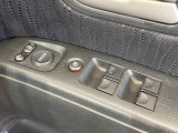 【電動格納ミラー】サイドミラーは電動格納式となっており、狭い駐車場でもキズがつくリスクを抑えられます。