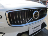 フロントカメラはデザインも重視しVOLVOのロゴマークに内蔵されています