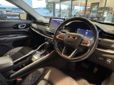 ステアリングを握ればJeepワールドが目の前に広がります。