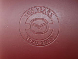 100周年特別記念車専用の装備として、エクステリアにはレッドカラーの専用ロゴが配されるなど、随所に100周年記念ロゴが施されています。また、スマートキーも専用デザインとなっています。