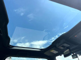 【ガラスルーフ】ガラスルーフ搭載で車内の解放感が一気にアップ!開放的なドライブをお楽しみいただけます。