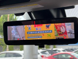 【スマートリヤビューミラー】後席の大きな荷物や同乗者で後方が確認しづらい時でも安心!カメラが撮影した車両後方の映像をルームミラー内に表示。クリアな視界で状況の確認が可能です!