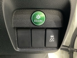 VSA装備車です。VSAはドライバーの操作と車の動きを見守っています。もし車の挙動が乱れたとき、4輪別々にブレーキをかけたり、エンジンパワーをしぼることによって車を安定させます。
