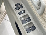 【電動格納ミラー】サイドミラーは電動格納式となっており、狭い駐車場でもキズがつくリスクを抑えられます。