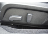 運転席パワーシート 電動シート採用で細かい微調整ができ、ドライビングポジションにしっかり合わせることで疲労軽減や事故防止につながります♪♪