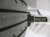 夏タイヤの残り溝は4.2mmです。スリップラインからは2.5mmとなっております。