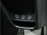USB接続、スマートフォンの充電等にも便利なUSBチャージャー。使いやすい場所に装備されています。