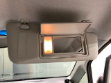 バニティーミラーが付いています。女性にうれしい装備ですね!
