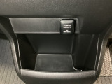 アクセサリーソケットはUSBのアダプターなどをつければ、スマホの充電にも使えます。周辺には物が置けるボックスがついています。