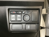 リアドアは乗り降りに便利な両側電動スライドドアです。また運転席に座っていながらスイッチ操作で自在にスライドドアを開け閉めできます。VSA(ABS+TCS+横滑り抑制)の解除スイッチもついています。