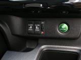【両側電動スライド】スライドドアは両側電動スライドドアになっております。運転席からの開閉も出来、リモコンキーでも離れたところから開閉出来ますので大変便利な装備です。