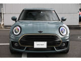 MINIのフロントグリルのデザインはイギリスで生まれた当初から、シルバーのサイドバーが折り重なった伝統的なデザインで御座います。その伝統はBMWのお車になってからでも少しずつ形を変えて守られております
