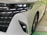 【LEDヘッドライト】悪天候や夜間走行時も良好な視界を確保し安心して運転できる高輝度LEDヘッドライトを装備!点灯速度が早く、消費電力も抑えられています。