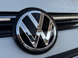 イルミネーション付きVWエンブレム。フロントの「VW」エンブレムが光ります