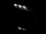 【三眼フルLEDヘッドランプ】ヘッドライトの高さを乗車人員による沈み込みを感知して自動で調整します!
