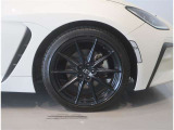 純正のアルミホイール装着車です。タイヤサイズは215/40R18です。
