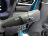 スイッチをオートに設定しておけば、車外の明るさに応じて自動的にヘッドランプを点灯・消灯します。夕暮れ時やトンネルの続く山道などを走行する時に便利なコンライトを装備しています。