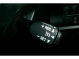 アクセル操作なしでも車が自動で設定したスピードを保ってくれる機能です。長距離の運転、特に高速道路では運転が楽になります。