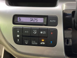 【オートエアコン】一度お好みの温度に設定すれば、車内の温度を検知し風量や温度を自動で調整。暑い…寒い…と何度もスイッチ操作をする必要はありません。快適な車内空間には必須の機能ですね♪