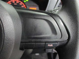 ステアリングには運転中でも簡単に操作できる各種スイッチついてます