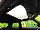 【ガラスルーフ】ガラスルーフ搭載で車内の解放感が一気にアップ!開放的なドライブをお楽しみいただけます。