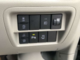 【踏み間違い衝突防止アシスト】 駐車操作中ブレーキが遅れ障害物と衝突する危険を察知したり、ブレーキとアクセルを間違え踏み込んだ時、クルマがエンジン出力やブレーキを制御し衝突防止を支援します。