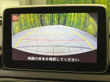【バックカメラ】駐車時に後方がリアルタイム映像で確認できます。大型商業施設や立体駐車場での駐車時や、夜間のバック時に大活躍!運転スキルに関わらず、今や必須となった装備のひとつです!