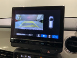 リバースギアに入れるだけで後方の表示へ切り替わります。夜間や雨の日の駐車も楽になりますよ。