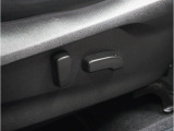 ”電動シートを装備。お客様に安全に運転頂けるよう座席の位置、座面の上げ下げやリクライニングの加減も細やかな設定を可能にしました。”
